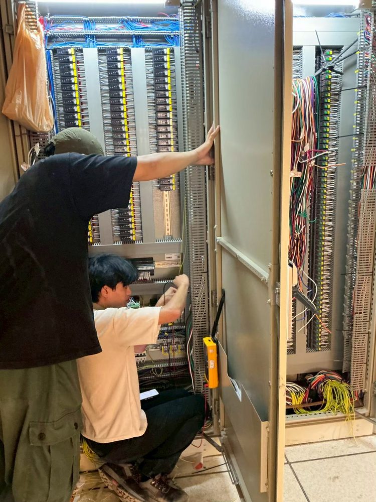 ช่างเข้าสายในตู้ Control หน้างาน