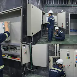 งานติดตั้งตู้คอนโทรลระบบไฟฟ้าโรงงานอุตสาหกรรม โดยทีมงาน Henric Engineering