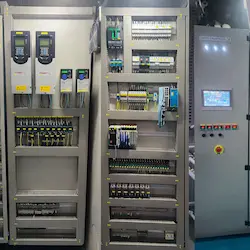 งานติดตั้งอินเวอร์เตอร์ (VFD) ภายในตู้คอนโทรลระบบไฟฟ้าโรงงานอุตสาหกรรม โดยทีมงาน Henric Engineering
